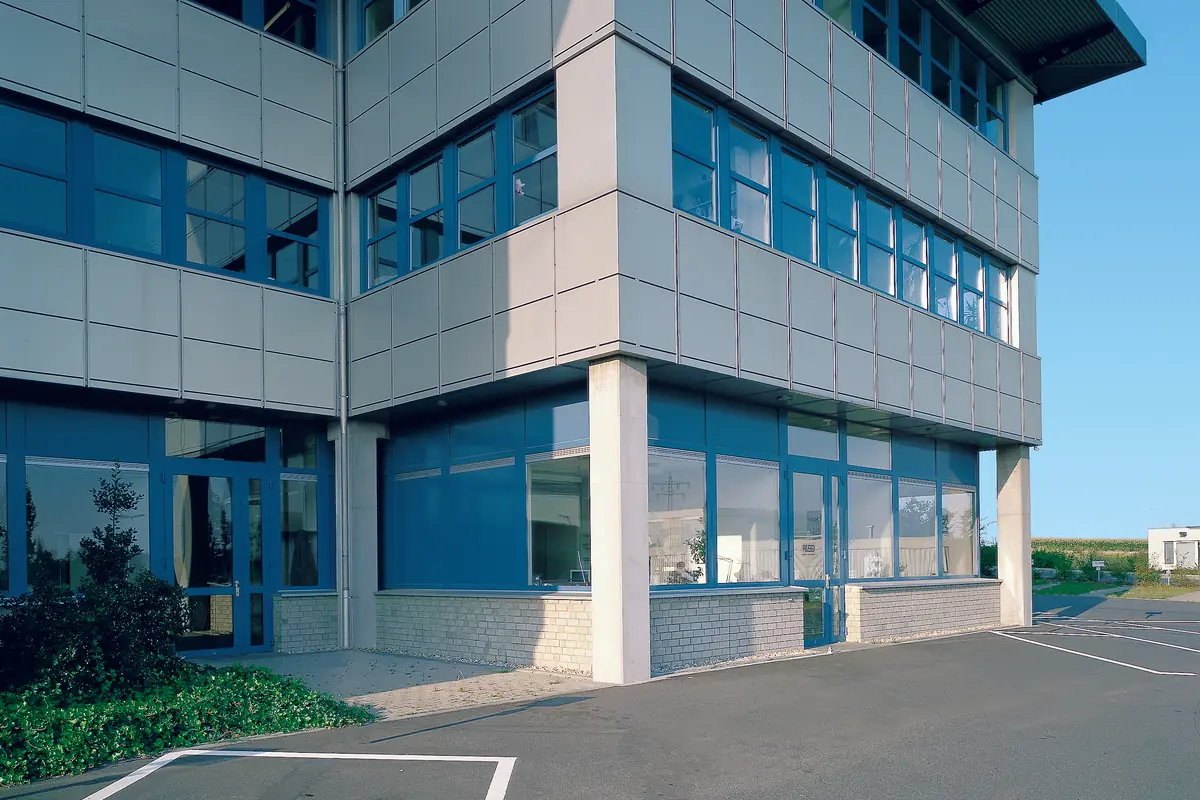 Con aluminio se consiguen perfiles finos y paños enormes, y por eso domina en edificio terciario. En vivienda, esa ventaja se paga en el capítulo térmico.