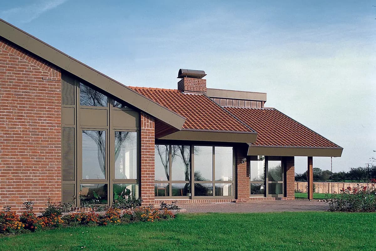 Vivienda unifamiliar con la planta baja llena de huecos. En un chalé de urbanización cerrado en invierno, la planta baja entera es la puerta: no hay un punto débil, hay una línea.