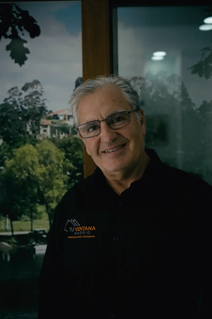 Eduardo, founder of Tu Ventana, smiling, in a Tu Ventana shirt