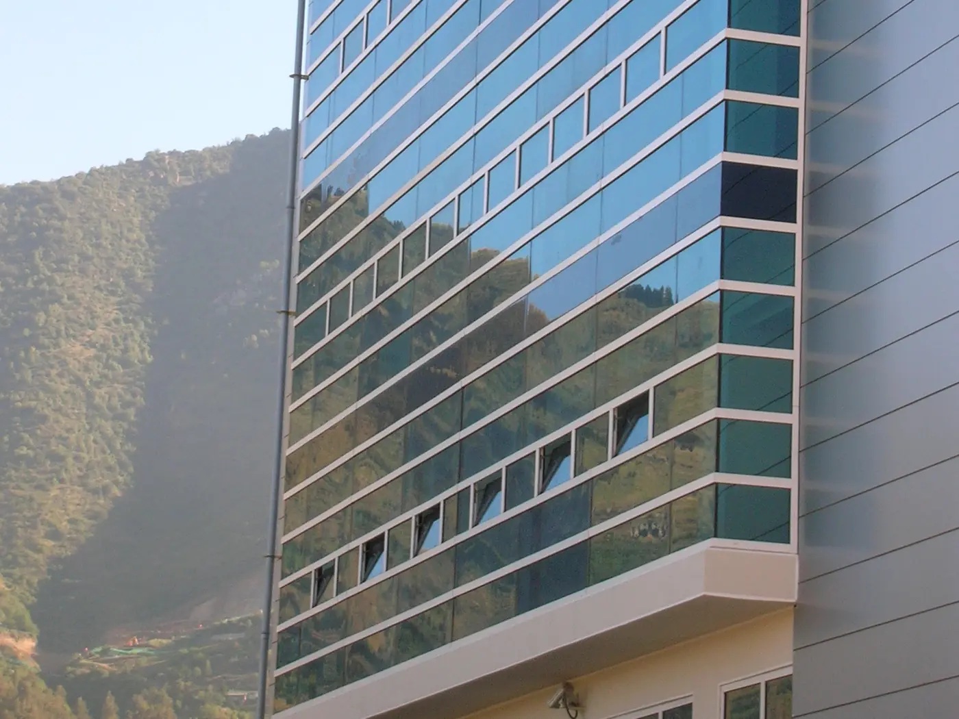 Edificio de oficinas: carpintería en altura con control solar