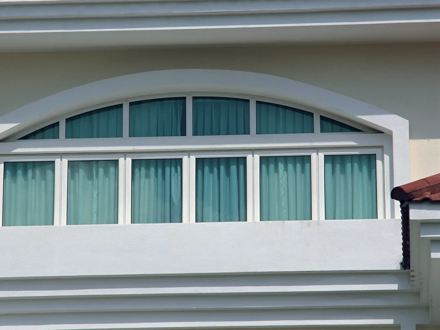 Arched window: profile curved to measure from a template