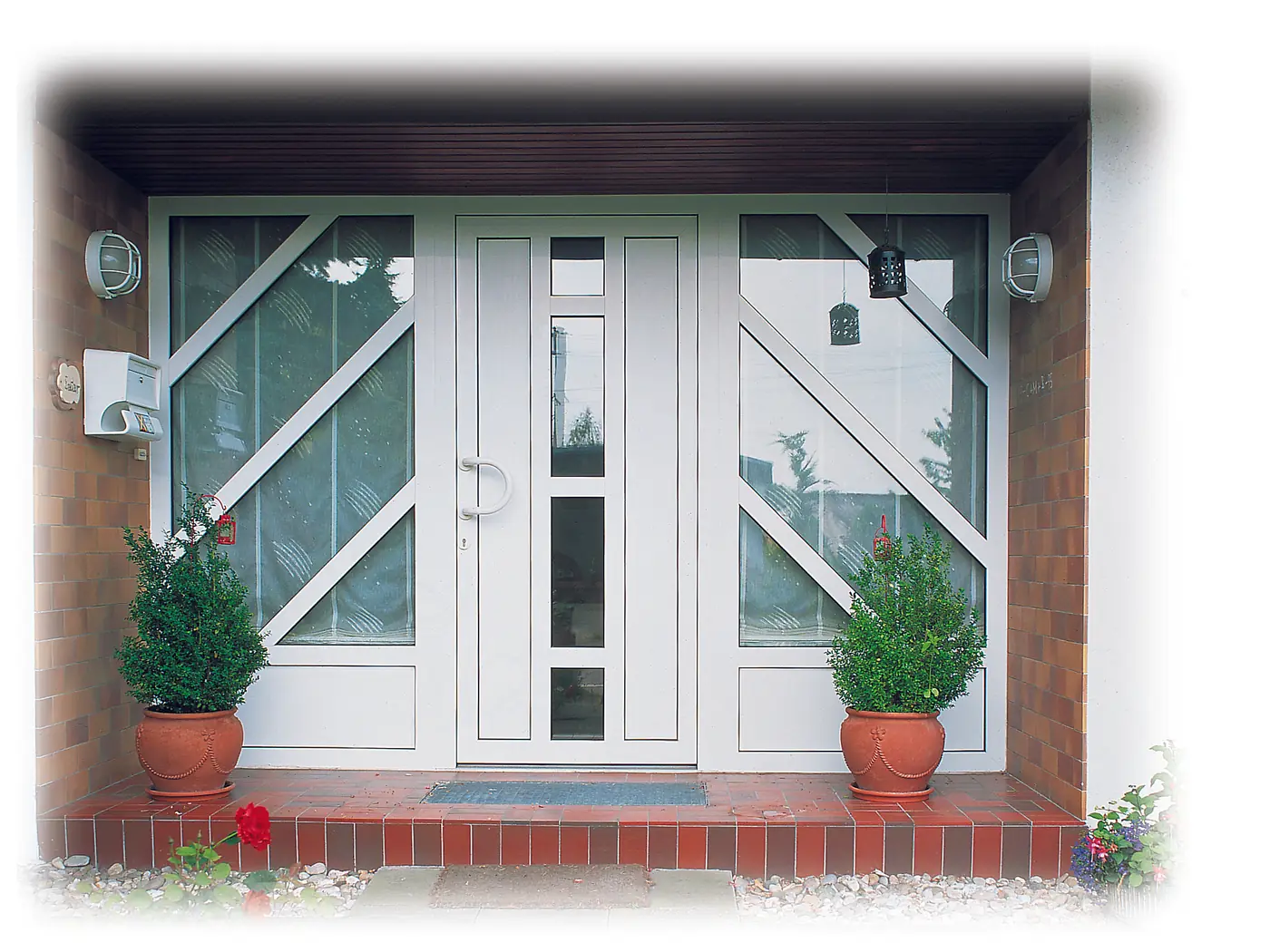 Entrance door: decorative panel with safety glass