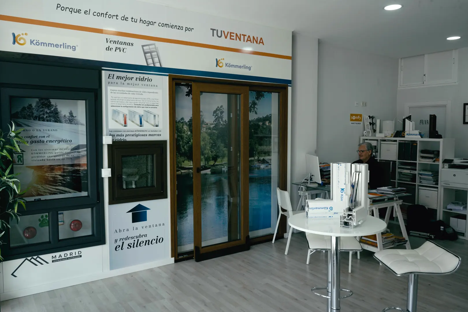 Ventanas montadas a tamaño real, que se abren y se cierran. Con dos vidrios distintos uno al lado del otro se entiende de golpe qué se compra al pagar control solar.